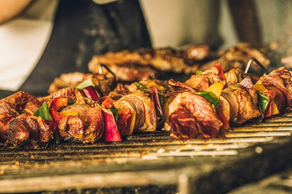 Comment réussir des brochettes de bœuf marinées à l'asiatique pour un barbecue savoureux?