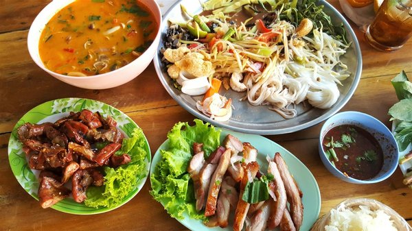 Comment préparer des plats de cuisine thaïlandaise avec des herbes fraîches et des épices?