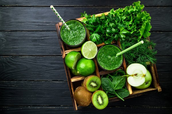 Comment faire des smoothies verts sans banane pour un petit-déjeuner détoxifiant?