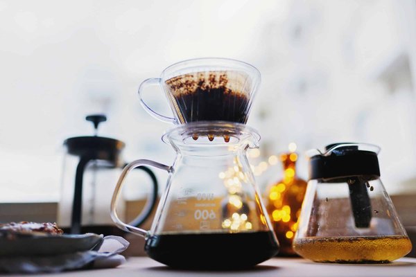 Comment choisir une cafetière avec broyeur intégré pour un café fraîchement moulu?