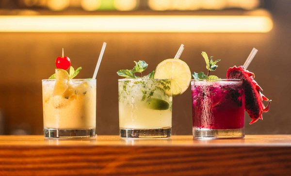 Comment organiser une soirée de cocktails à base de gin tonic dans un bar branché?
